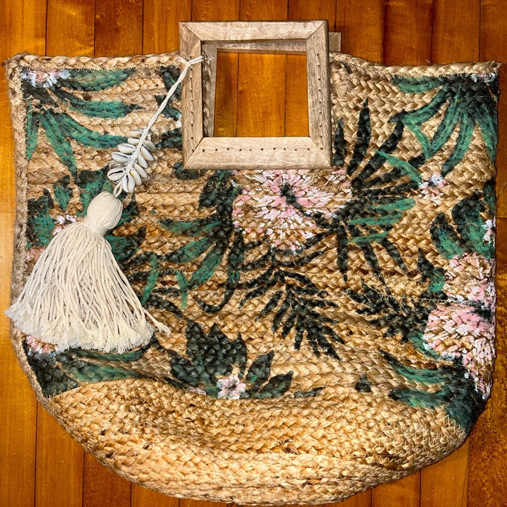 NEW Handmade large natural fiber and shells hand bag tote with wooden handles